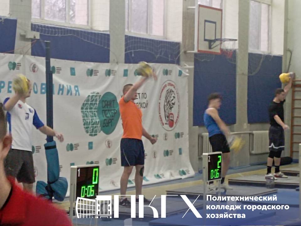 Соревнования по гиревому спорту.