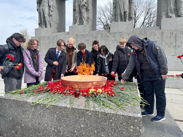 Возложение цветов к мемориалу Памяти ленинградцев, погибших в годы блокады
