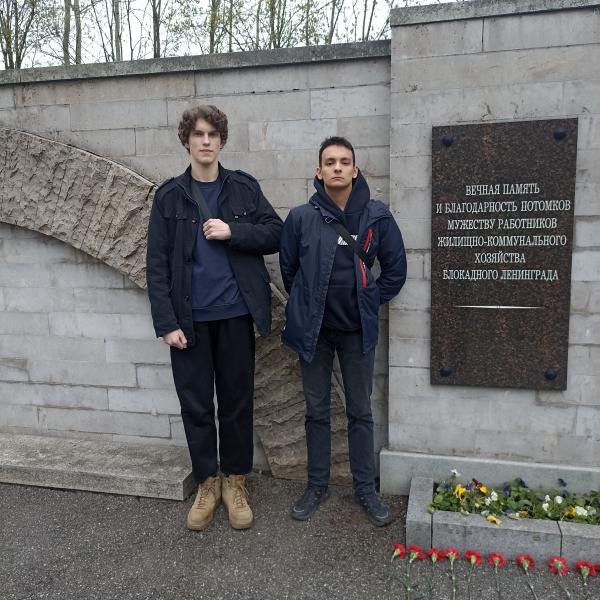 Волонтерская  экскурсия-перекличка «Пискаревский гранит нашу память хранит»