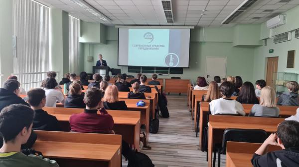 Беседа сотрудника автошколы ООО «ПроАвто» о ПДД