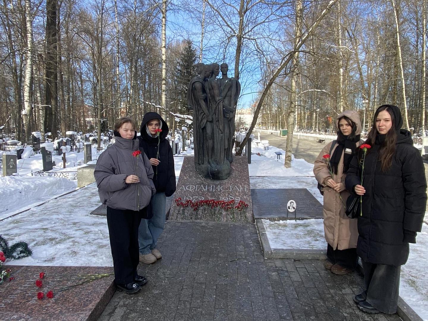 Возложение цветов к мемориалу "Воинам-Афганцам" на Серафимовском кладбище